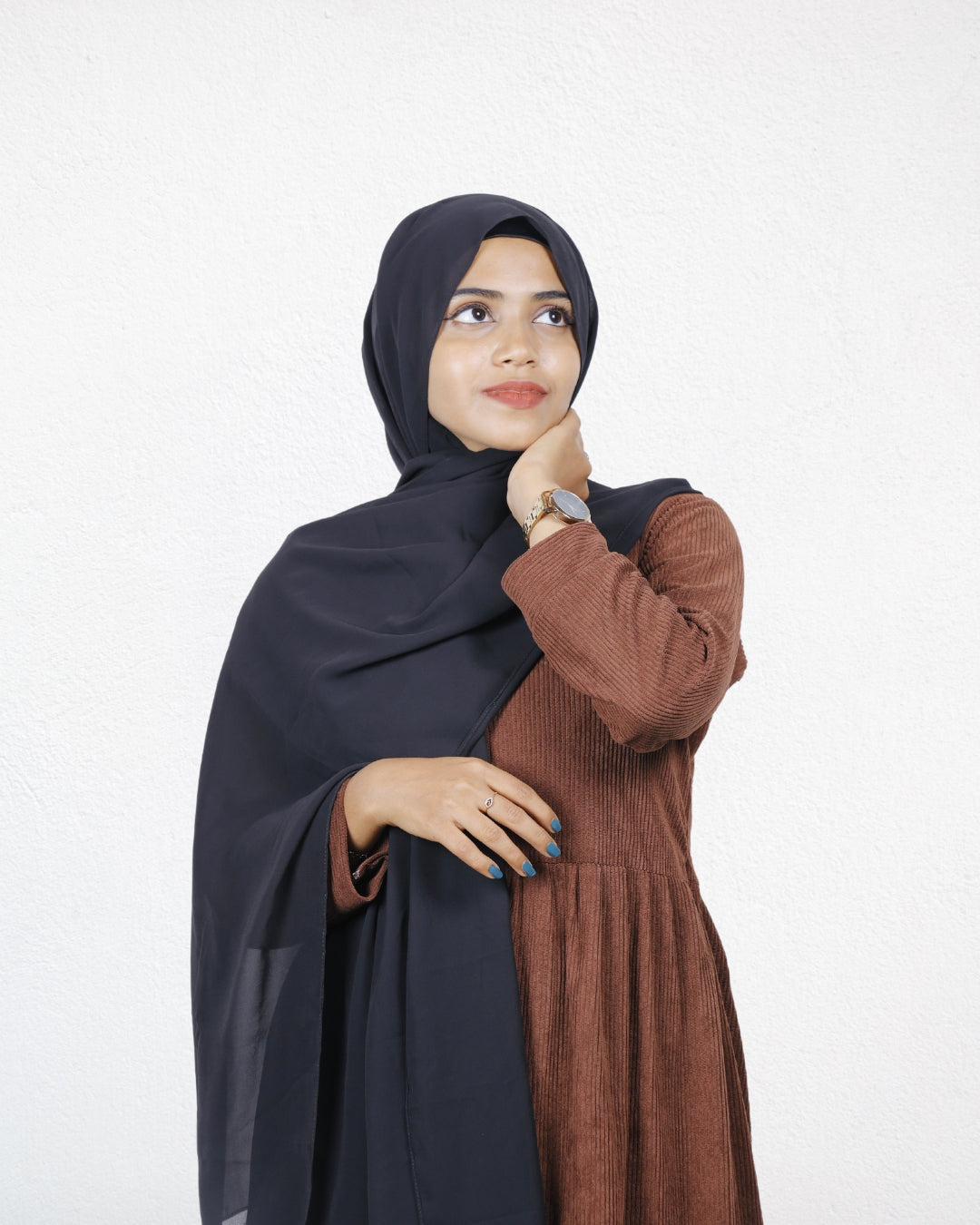 The black instant hijab, perfect for an elegant and quick style.