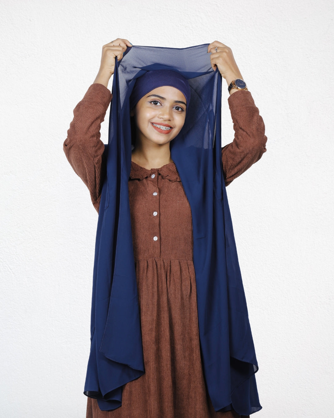 The navy blue instant hijab adds a classic touch to her outfit.