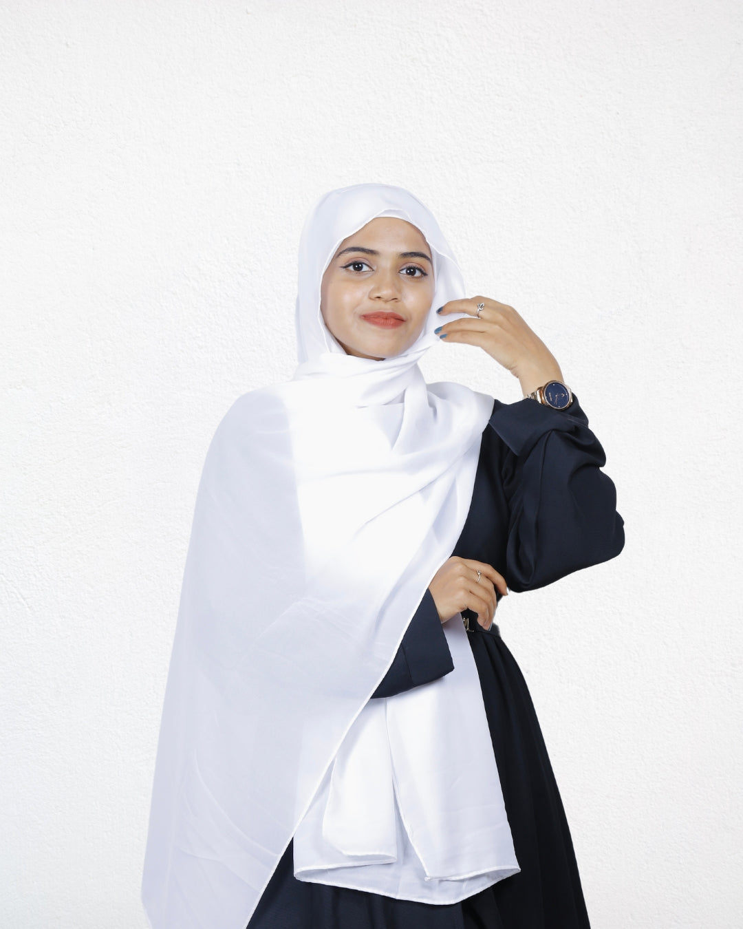 The white instant hijab gives her a fresh and clean look.